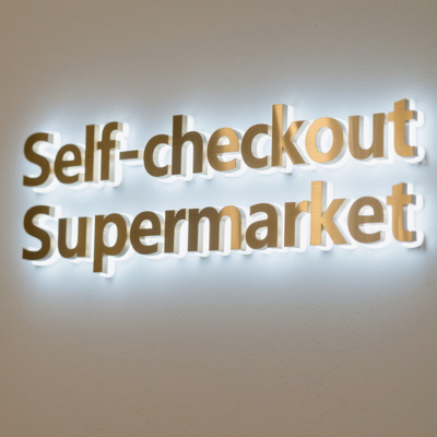 成都商业空间背发光字应用：从写字楼大堂到宽窄巷子商铺，适配多场景的光影方案