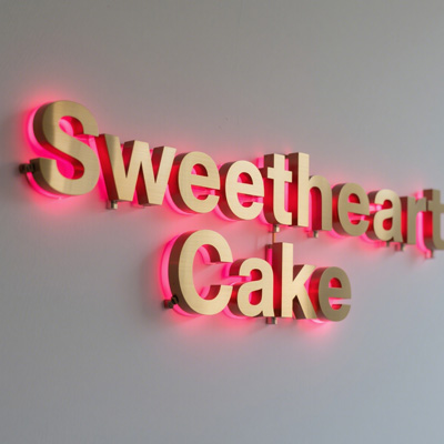 成都背发光字光影设计：色温调节与亮度把控，为春熙路商圈注入柔和高级氛围感